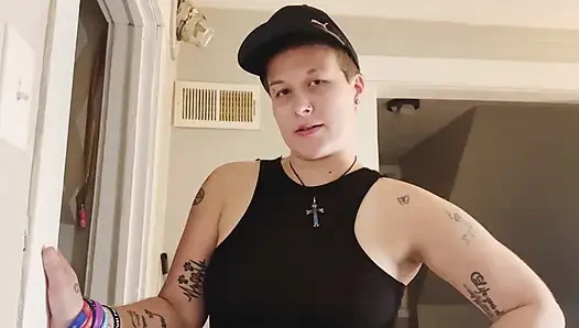 Yarağını okşuyorken yakalandıktan sonra üvey kız kardeşini sikiyor