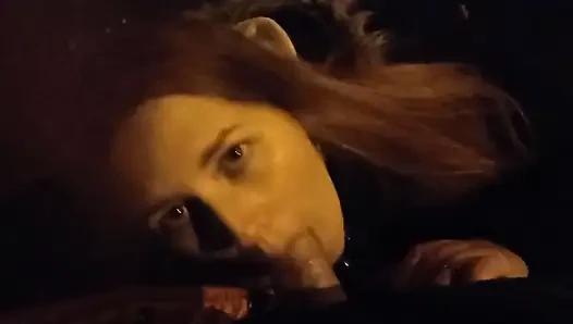 Üniversiteli kız evin yanındaki sokakta emiyor ve ağzına boşaltıyor