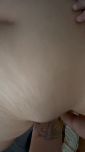 Британка - грязный разговор куколда - толстушка шлюшка-жена скачет на муженьке и умоляет кончить в другую женщину