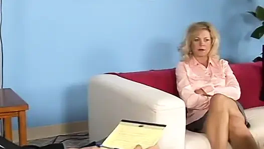 Sarışın ev hanımı Katie yarak için açıyor