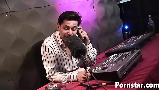 Ateşli hatun Elis Diamond üçlü sikiş seansı yapıyor