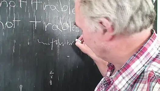 Yanlış bir şey yaptığı zaman şaplak yiyor