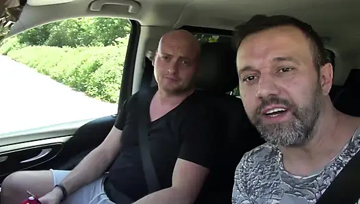 Dövmeli piliç palyaço bir adam tarafından sikiliyor