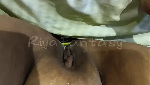 Riya sari içinde #45 amına mastürbasyon yapıyor yakın çekim