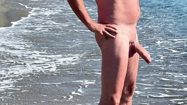 Deniz kenarındaki dalga havuzunda amcık