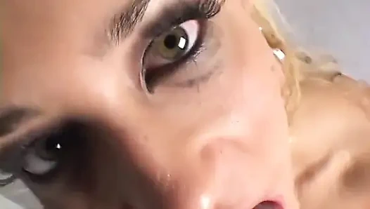Un tipo arrapato si gode il pompino da una ragazza che ama il cazzo