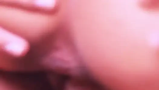Derine biniyor ve son dökülmeye kadar yarağının üzerinde zıplıyor.