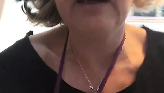 Çıplak bacaklarıma işiyorum