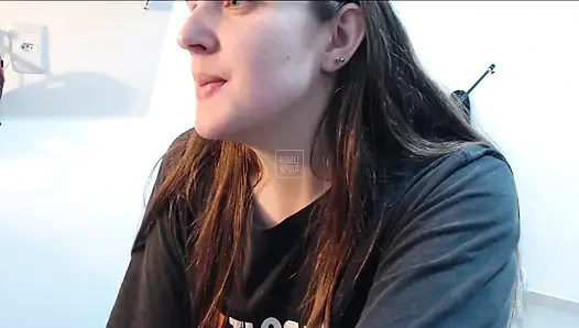 Seksi ve büyük götlü kız canlı yayında ve soyunuyor