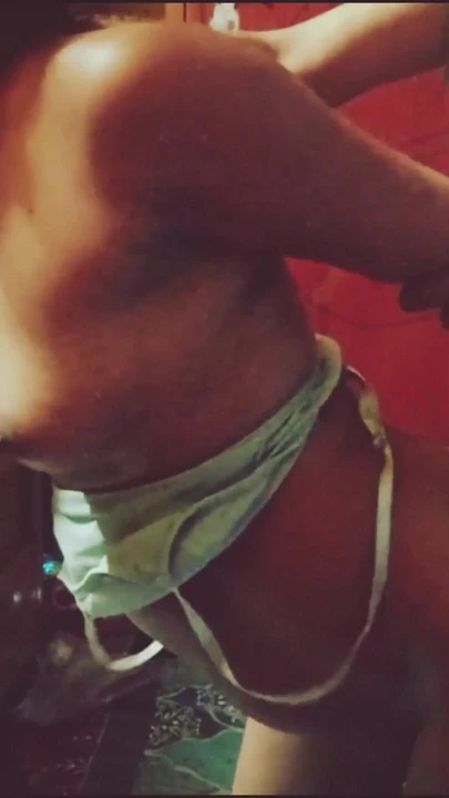 Simran büyük yarak için bir açgözlülüktür. | Klip 1