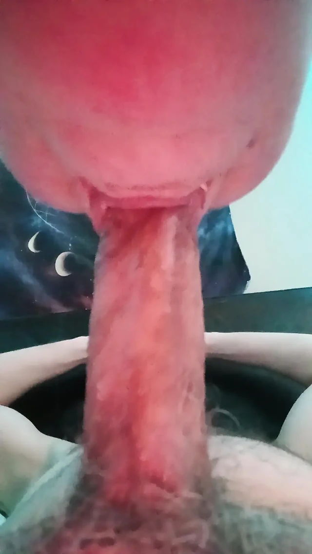 Üvey kız gırtlağına kadar alıyor ve yüzüne boşalıyor