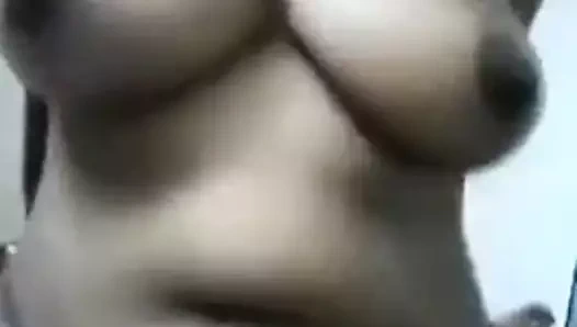 büyük göğüsler numara yapan kız