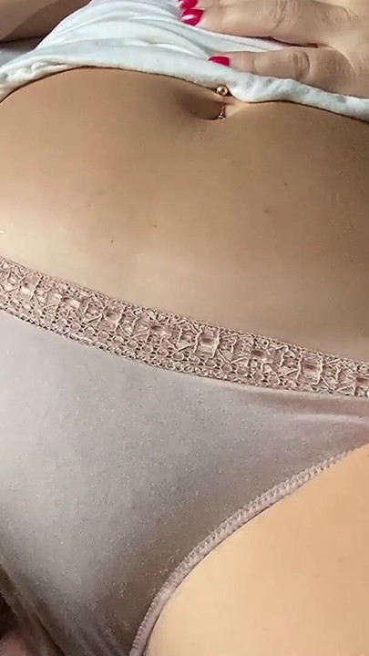 Külot çekti. kıllı ıslak kedi ve anal amatör fuck. üvey annenin ıslak külotuyla pijama partisi. | Klip 1