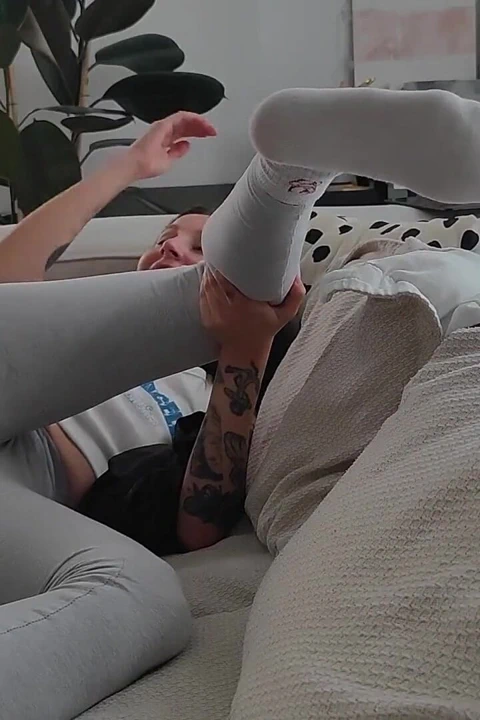 Üvey kız kardeşim kocasıyla telefonda konuşurken ben onu bokta sevişiyorum!