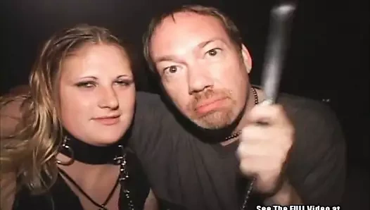 Sarışın ucube üzerinde tasma sperm sprey tiyatro Fetiş