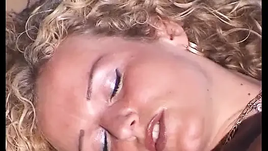 Büyük memeli sarışın orta yaşlı seksi kadın havuz kenarında amına dildo yapıyor