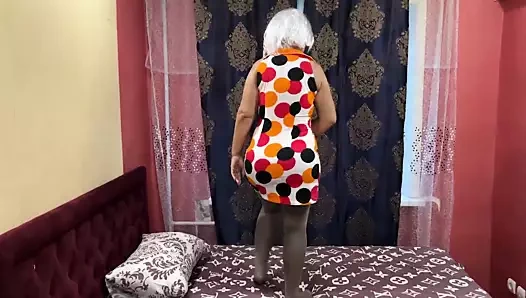 Olgun bayan anal seksten önce diz çöktü