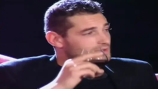 Lüks bir kulüpte, çifte penetrasyonlu güzel bir çift sikiş