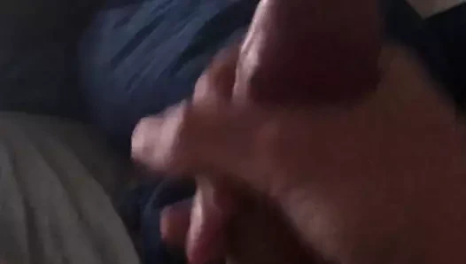 Gay porno izlerken iyi bir masturbasyon yapmak