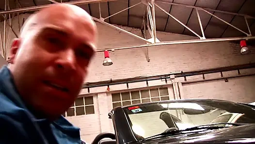 İki muhteşem hatun bir oto tamircisi tarafından sikiliyor