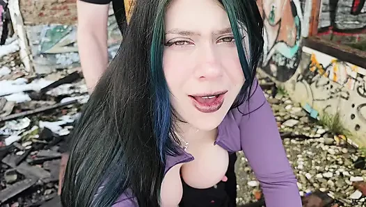 Büyük bir gotik terkedilmiş bir otelde sevişiyor - halka açık