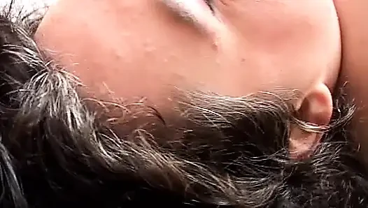 Tıknaz esmer tek başına seksin tadını çıkarıyor