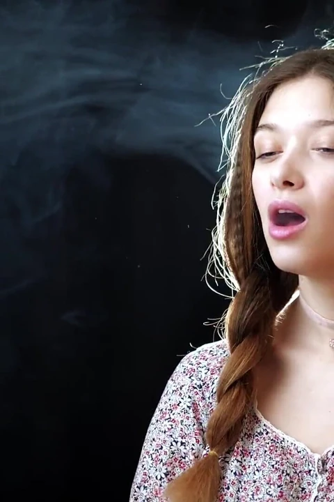 Seksi Rus kız sigara içiyor yavaş azdırıyor