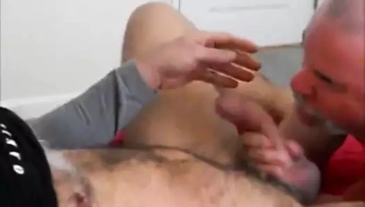 Beefy str8 yarak derin bir döl veriyor.