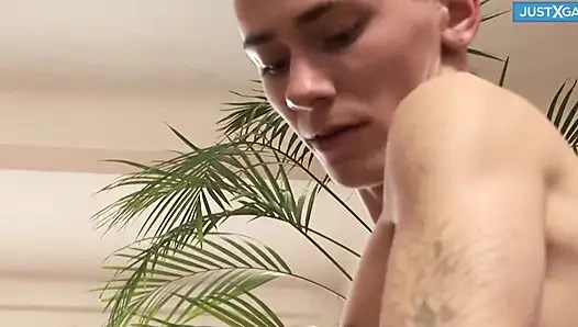 Deliğimi yala ve bana yumruk sok