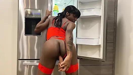 Zenci buzdolabında fışkırtıyor