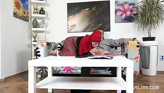 Kırmızı tesettürlü seksi kaltak sert yarakları gerçekten seviyor
