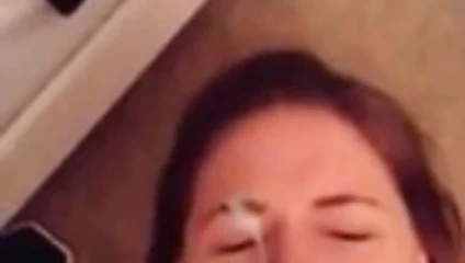 Güzel genç kız kalın yüzü için derin boğazlar!