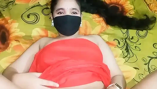 Hintli çift evde özel bir an yaşıyor