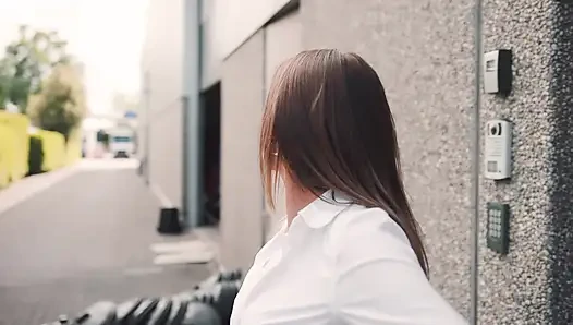 Televizyon adamı Sam becerilerini kullanıyor