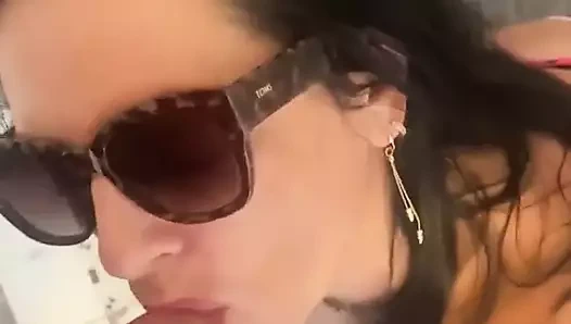 Büyük götlü orta yaşlı seksi kadın