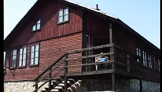 Şanslı ahbap çok sıcak bir akşam yemeği sırasında iki sevimli bebekten hoşlanır