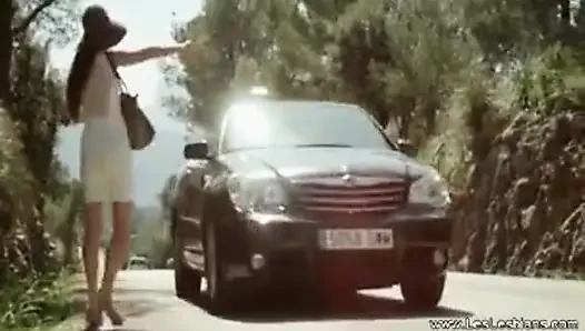 Araba sürüyor ve arabanın kaputunu parmaklıyor
