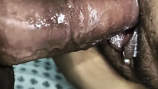 Kinni'nin tatlı amını prezervatifle domaltarak sikiyor ve prezervatifsiz amının içine boşalıyor büyük dudaklı amcık