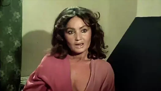 80'ler: Moana Pozzi ilk filminde yarak ve krema pişirerek oynuyor