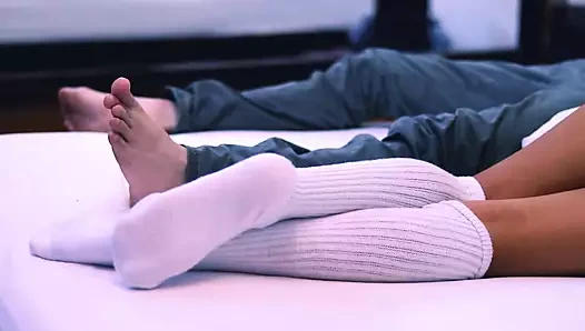 Üniversiteli kız kendini profesöre sunuyor ve kız arkadaşı yoga sınıfındayken onu apartman odasında sikiyor.