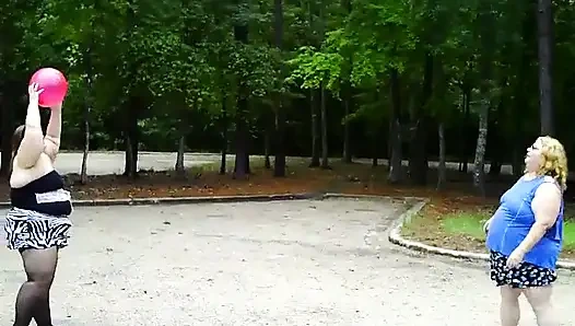 Angie Kimber ve ben balonlarla oynuyorum