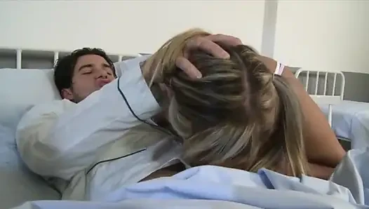 Bir genç kız onu sikmeyi iki kez düşünmeyen azgın bir hastayı ziyarete geliyor