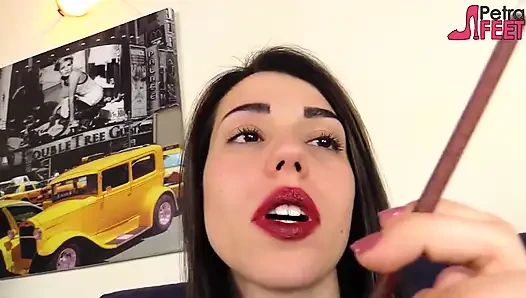 Güzel İtalyan kız yakın çekimde puro içiyor