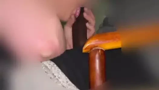 Büyük yarak iri güzel kadın tarafından emiyor