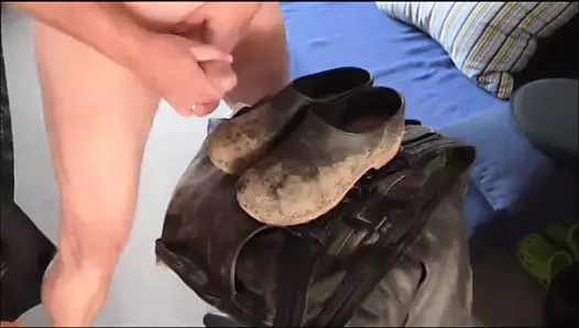 Gartenclogs und Lederhose