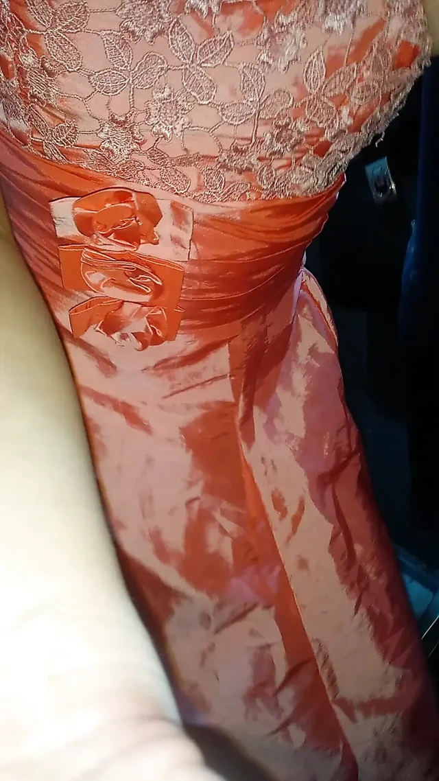 Crossdressing yapan ve cum giyen kız, sevimli saten pembe parti mini elbisesiyle