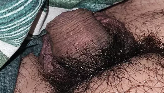 Güçlü ereksiyonlu üvey oğlu üvey anneden elle muamele çekiyor