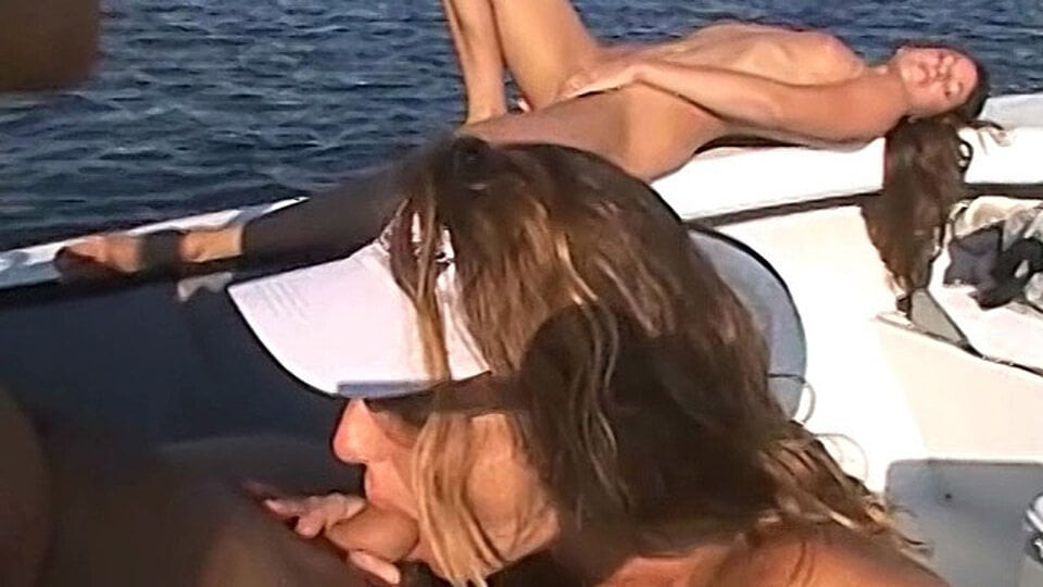 Seksi sarışın sikikleri onu koca ve kız arkadaş üzerinde bir tekne