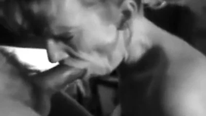 nine var bir dudak kilidi üzerinde bir siyah dick