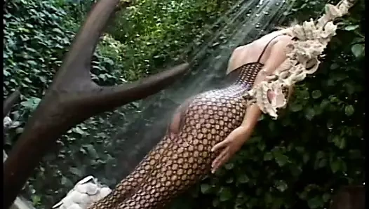 Model azgın delikanlının sert yarağına sıkı götüyle biniyor